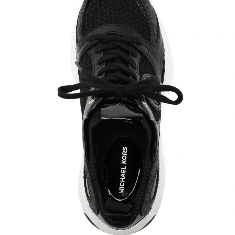 Кроссовки с закругленным носком