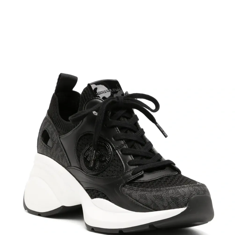 Кроссовки с закругленным носком