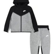 Спортивный костюм с вышитым логотипом Спортивный костюм с вышитым логотипом