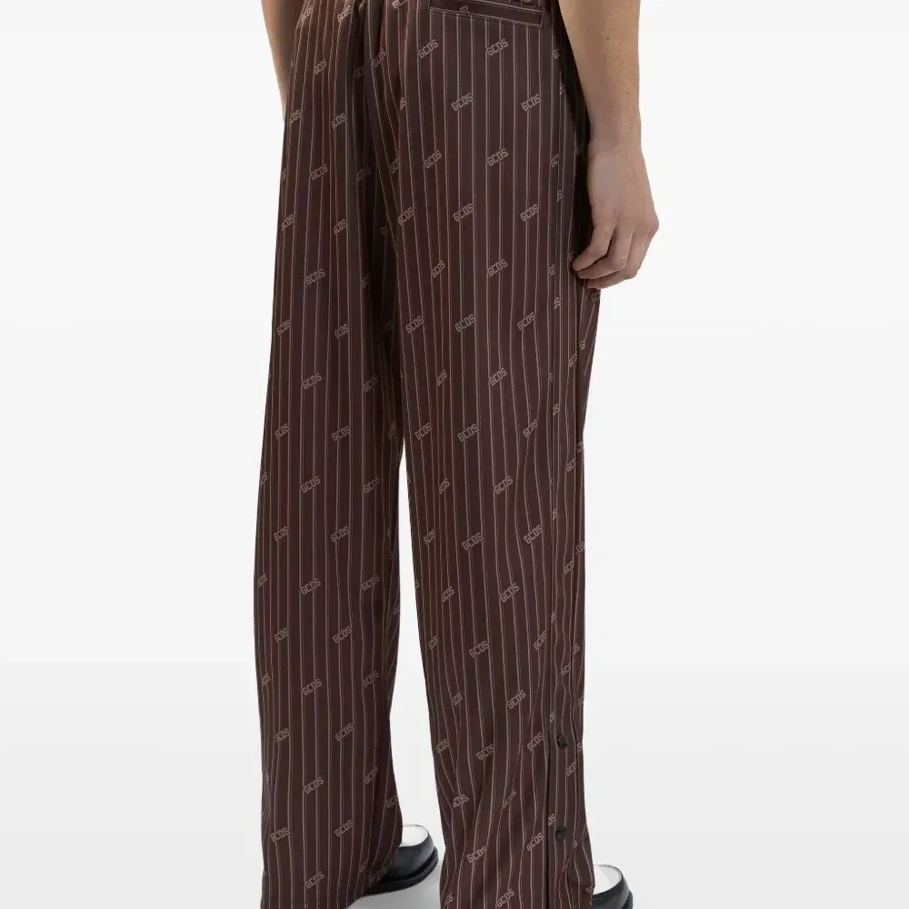 Спортивные брюки в тонкую полоску