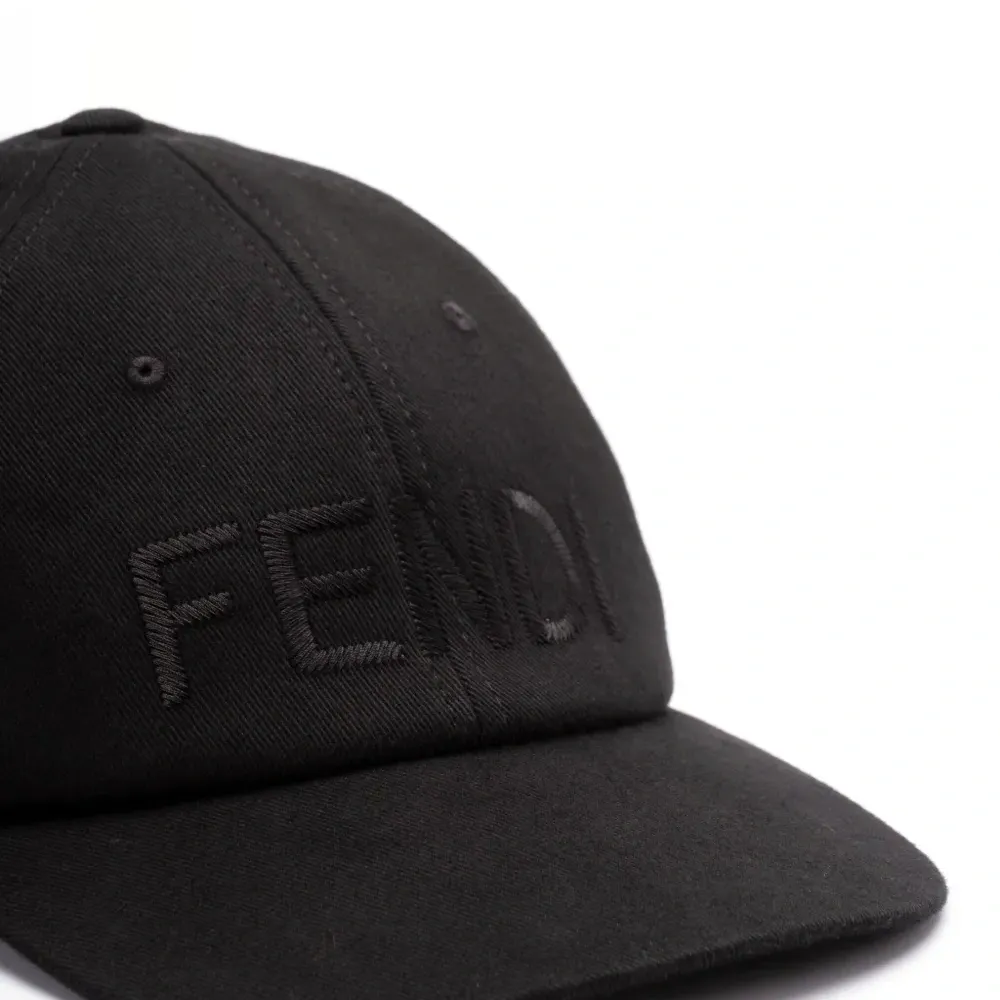 Бейсболка с вышитым логотипом