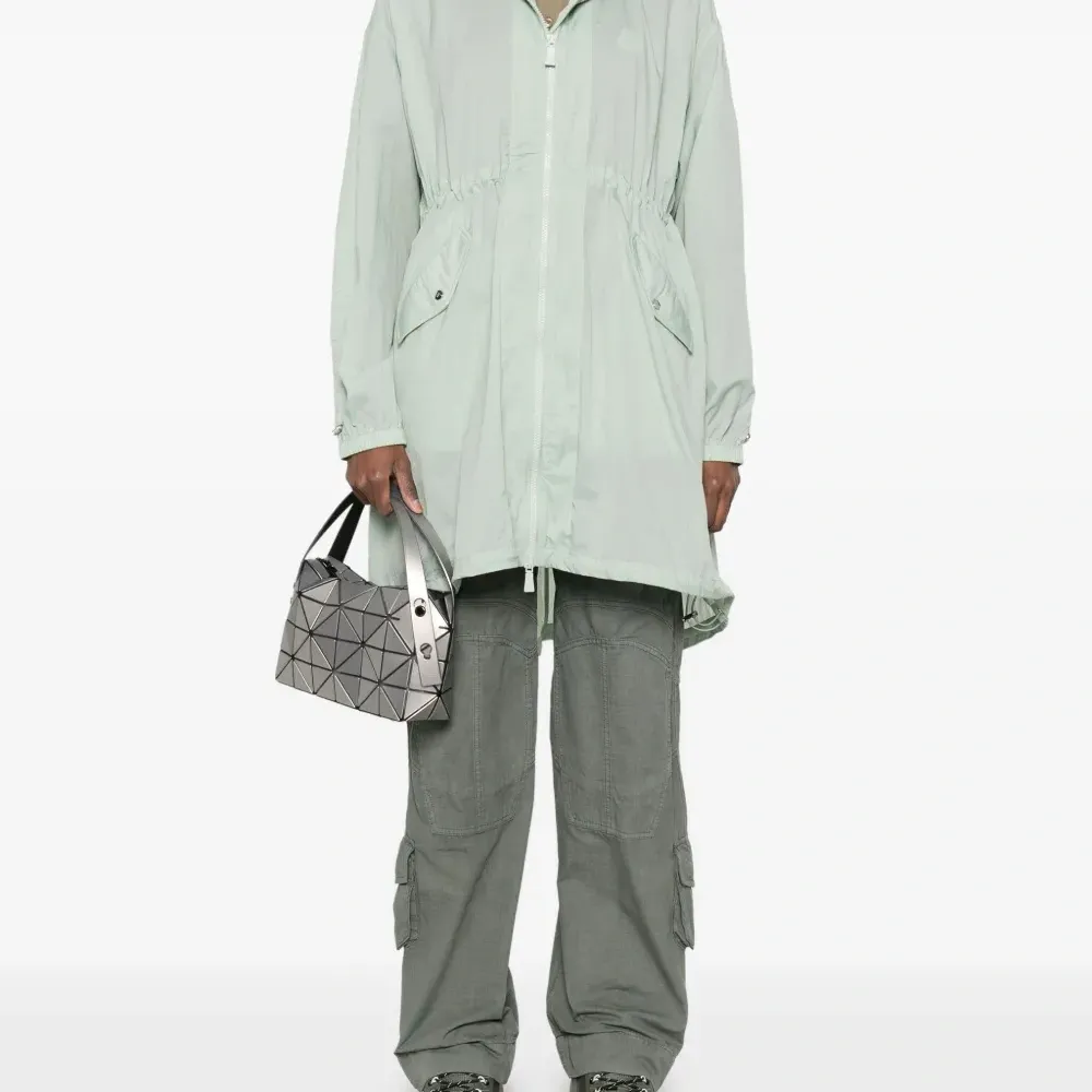 Пальто с вышитым логотипом