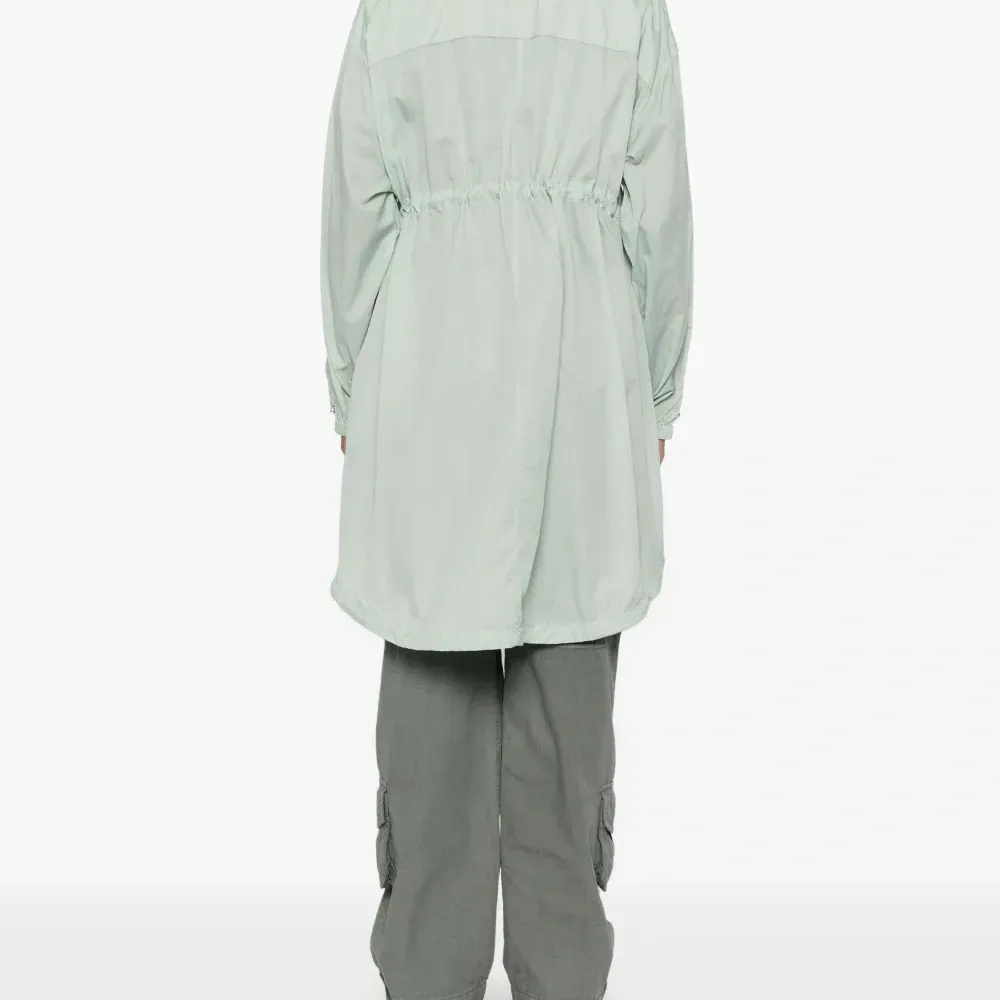 Пальто с вышитым логотипом