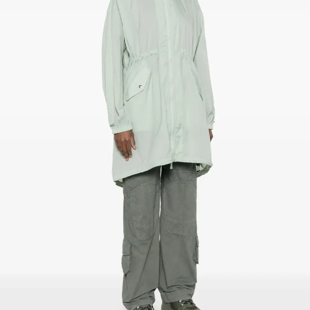 Пальто с вышитым логотипом