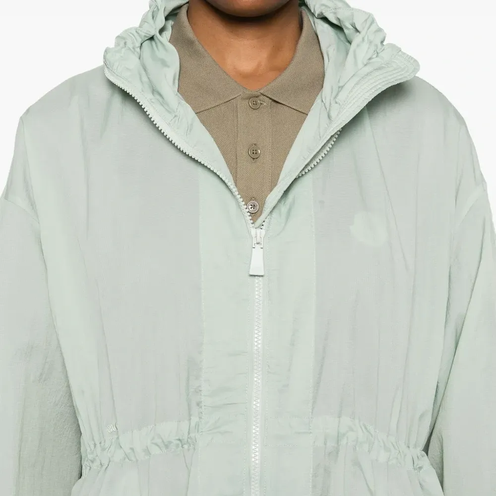 Пальто с вышитым логотипом