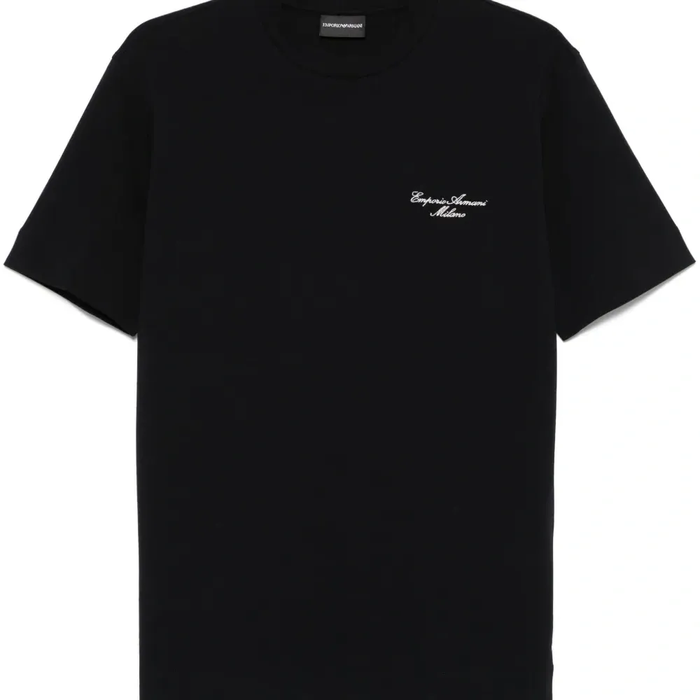 Футболка с вышитым логотипом