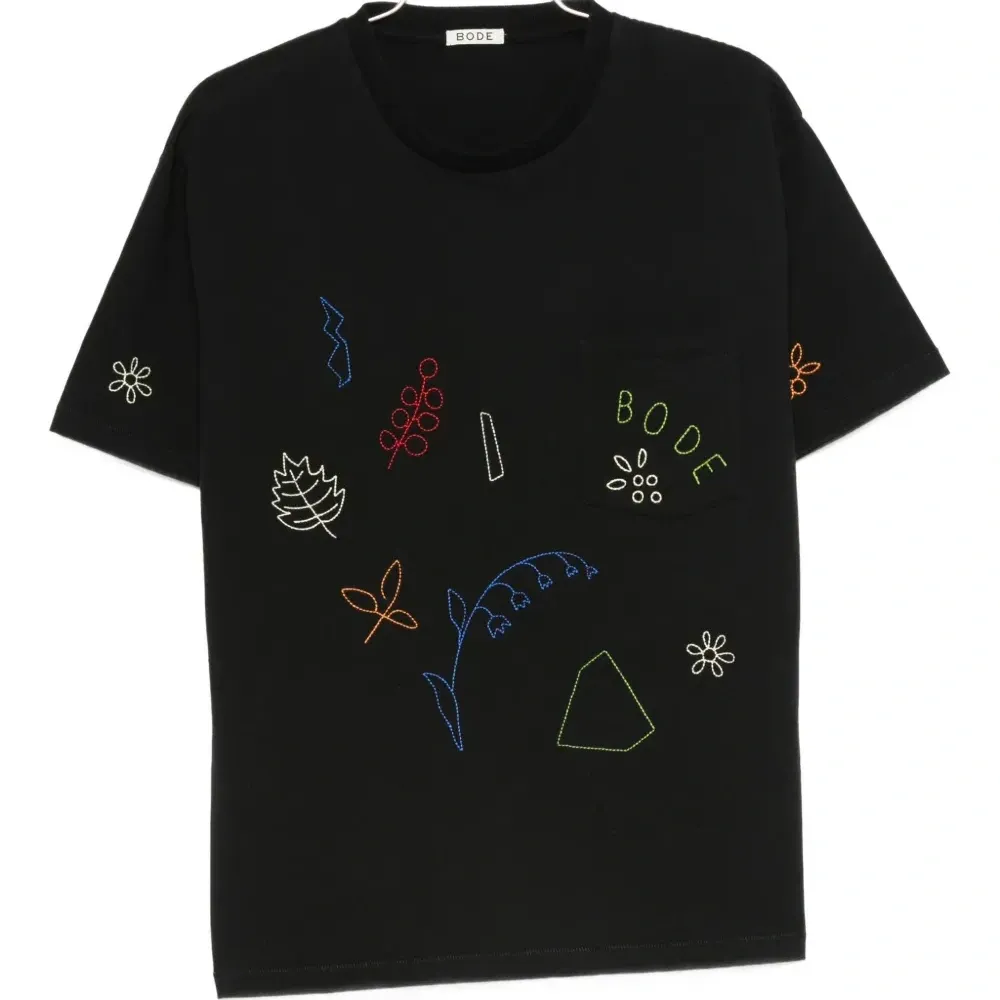 Футболка с вышитым карманом