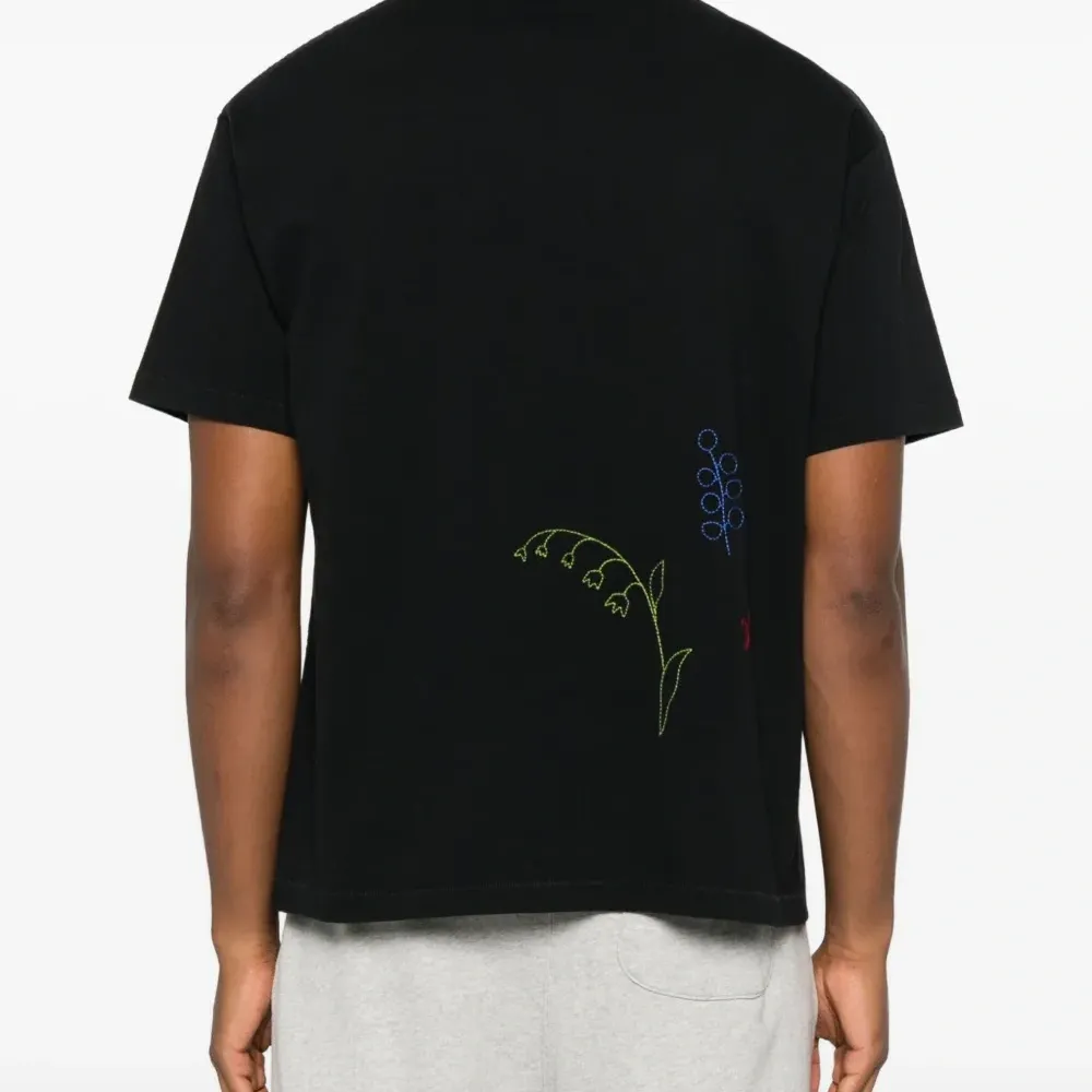 Футболка с вышитым карманом