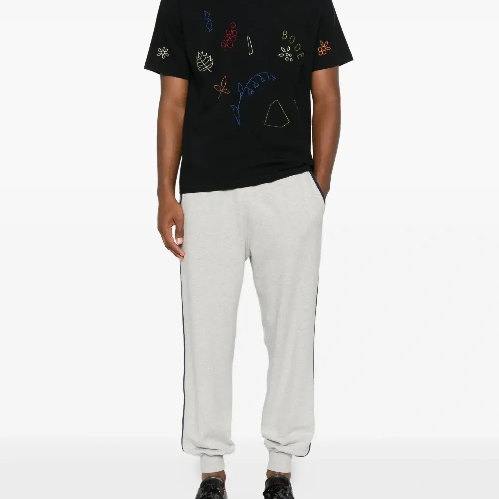 Футболка с вышитым карманом