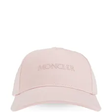 Кепка с вышитым логотипом