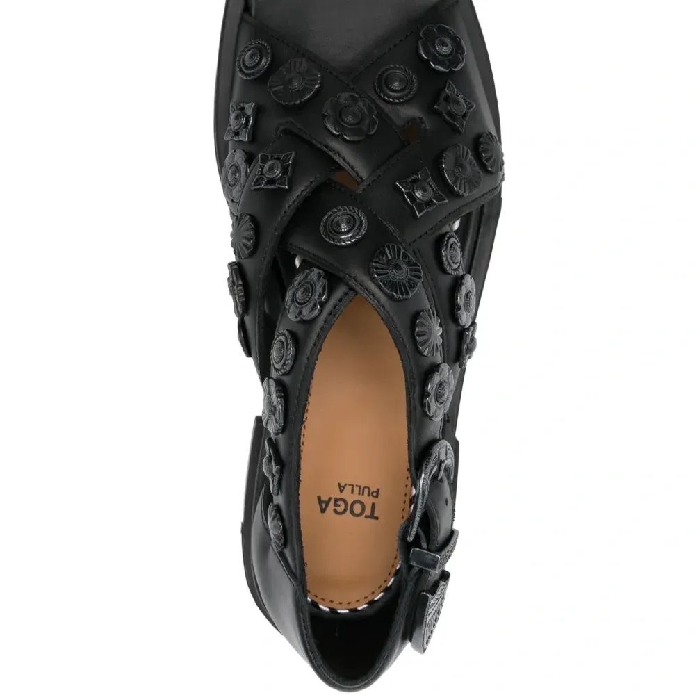 Сандалии с перекрестными ремешками