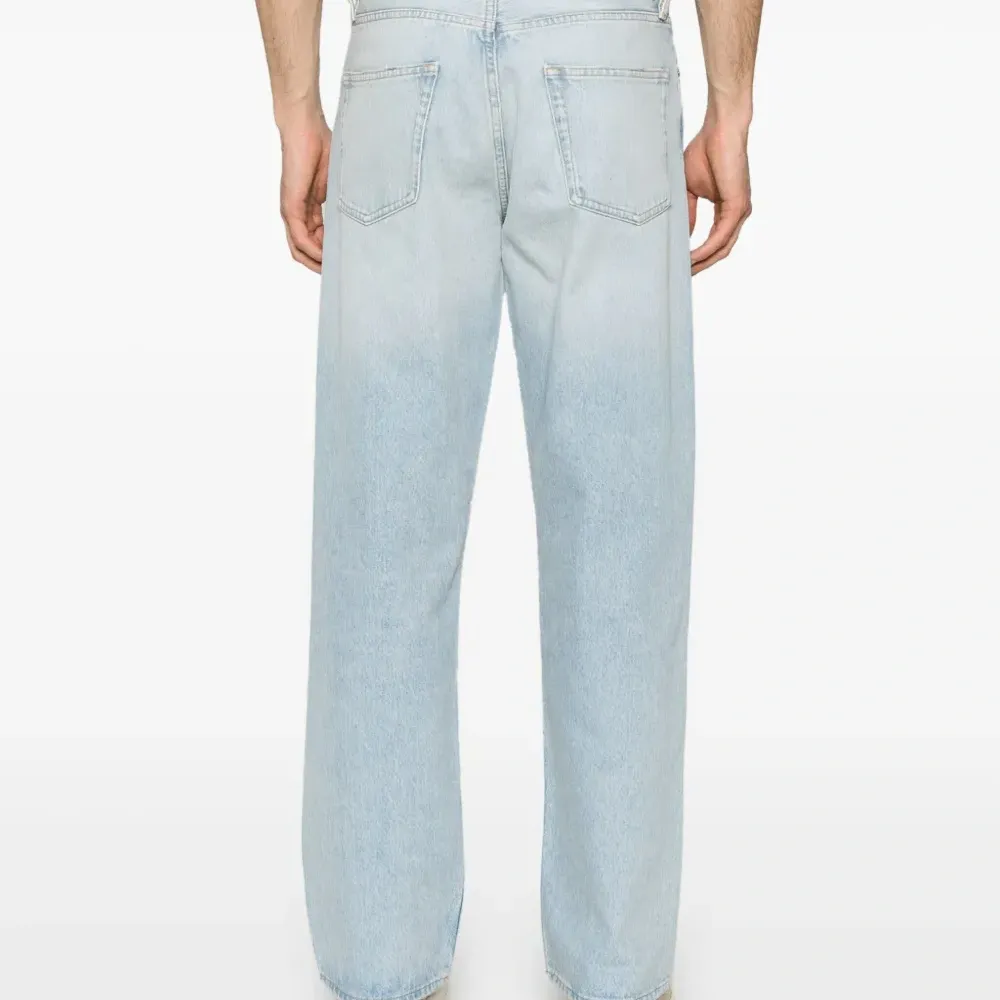 Джинсы с эффектом потертости Джинсы с эффектом потертости