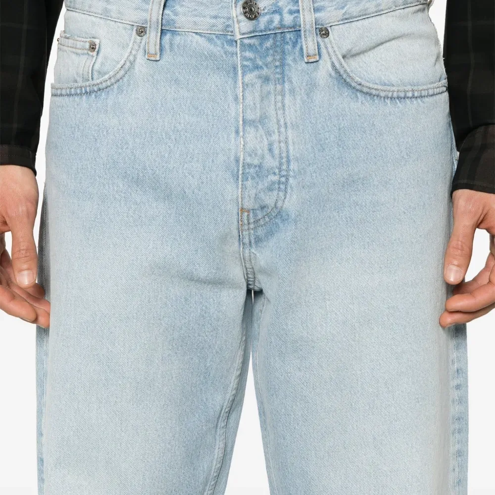 Джинсы с эффектом потертости Джинсы с эффектом потертости