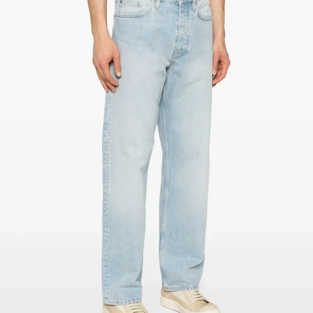 Джинсы с эффектом потертости Джинсы с эффектом потертости