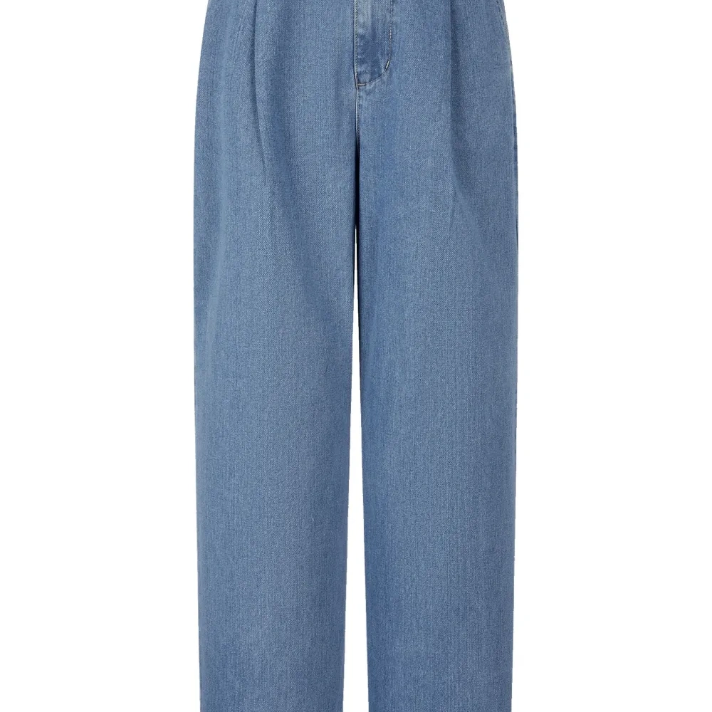 Широкие джинсы со складками Широкие джинсы со складками