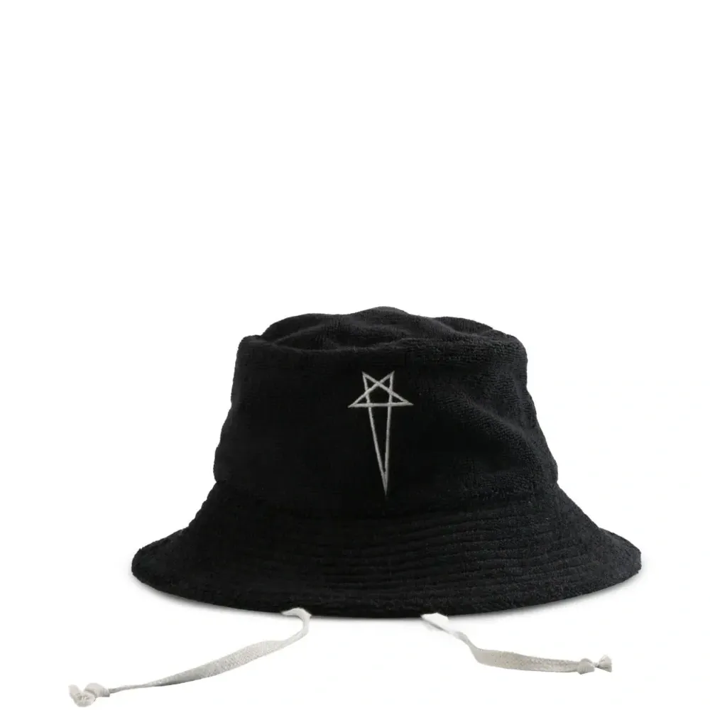 Панама с вышитым мотивом