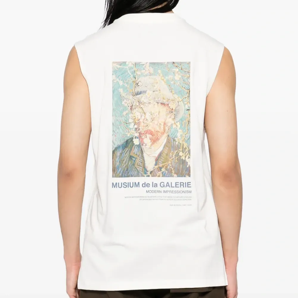 Топ с графичным принтом