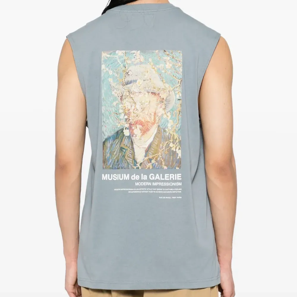 Топ с графичным принтом