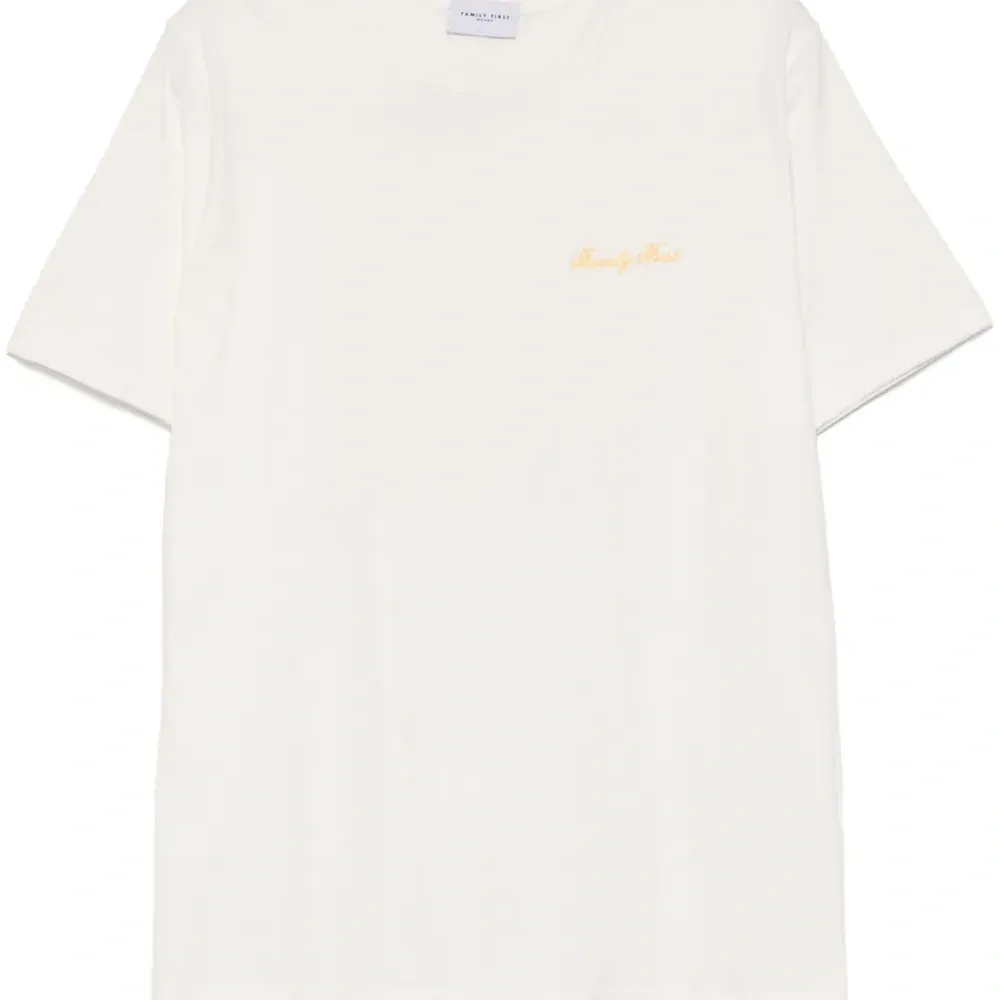 Футболка с вышитым логотипом