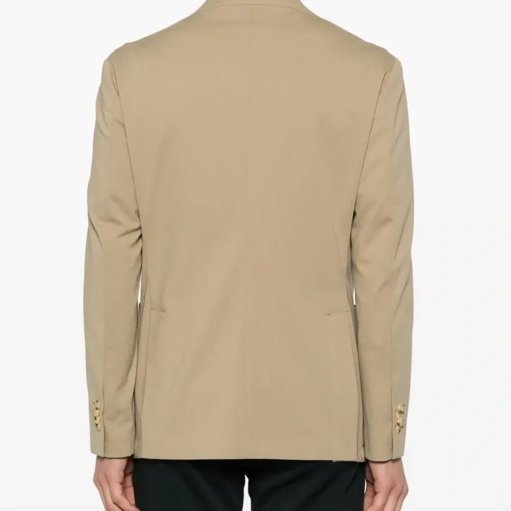 Пиджак с брошью