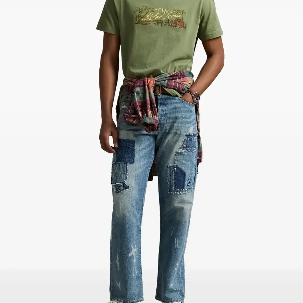 Футболка с вышитым логотипом