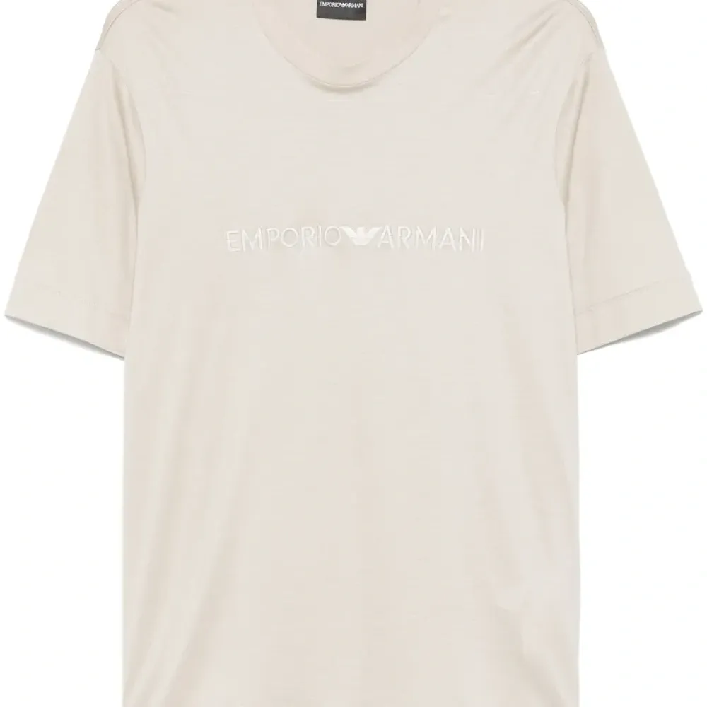 Футболка с вышитым логотипом