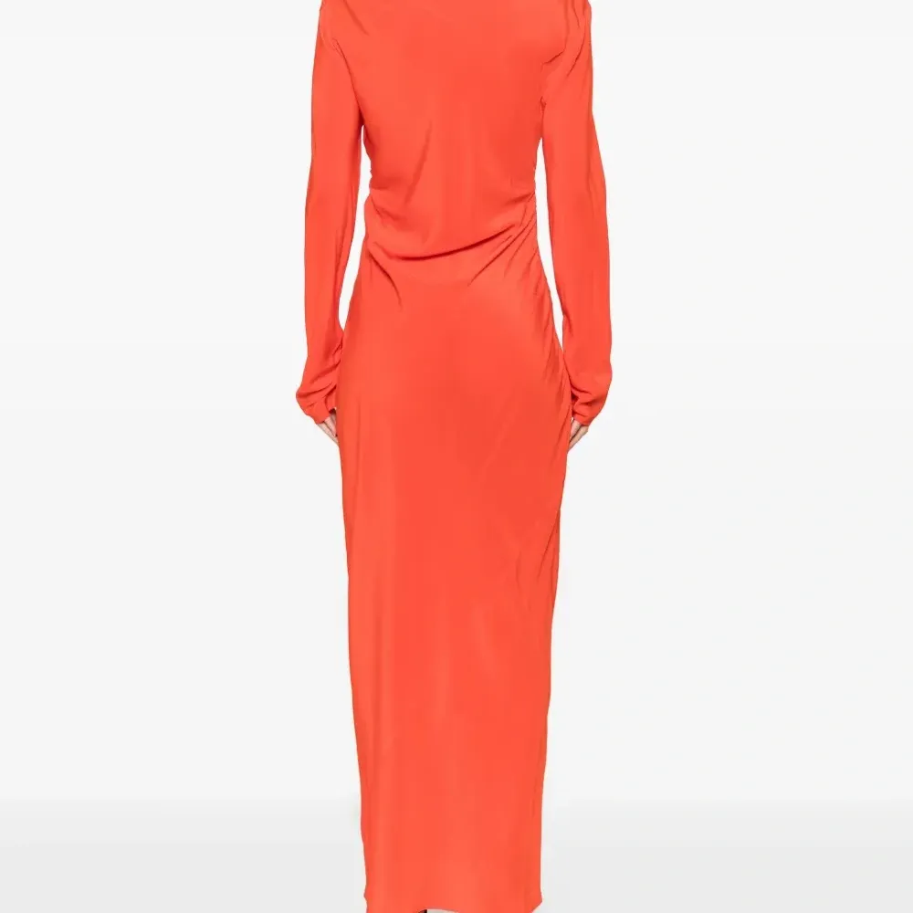 драпированное платье миди с длинными рукавами