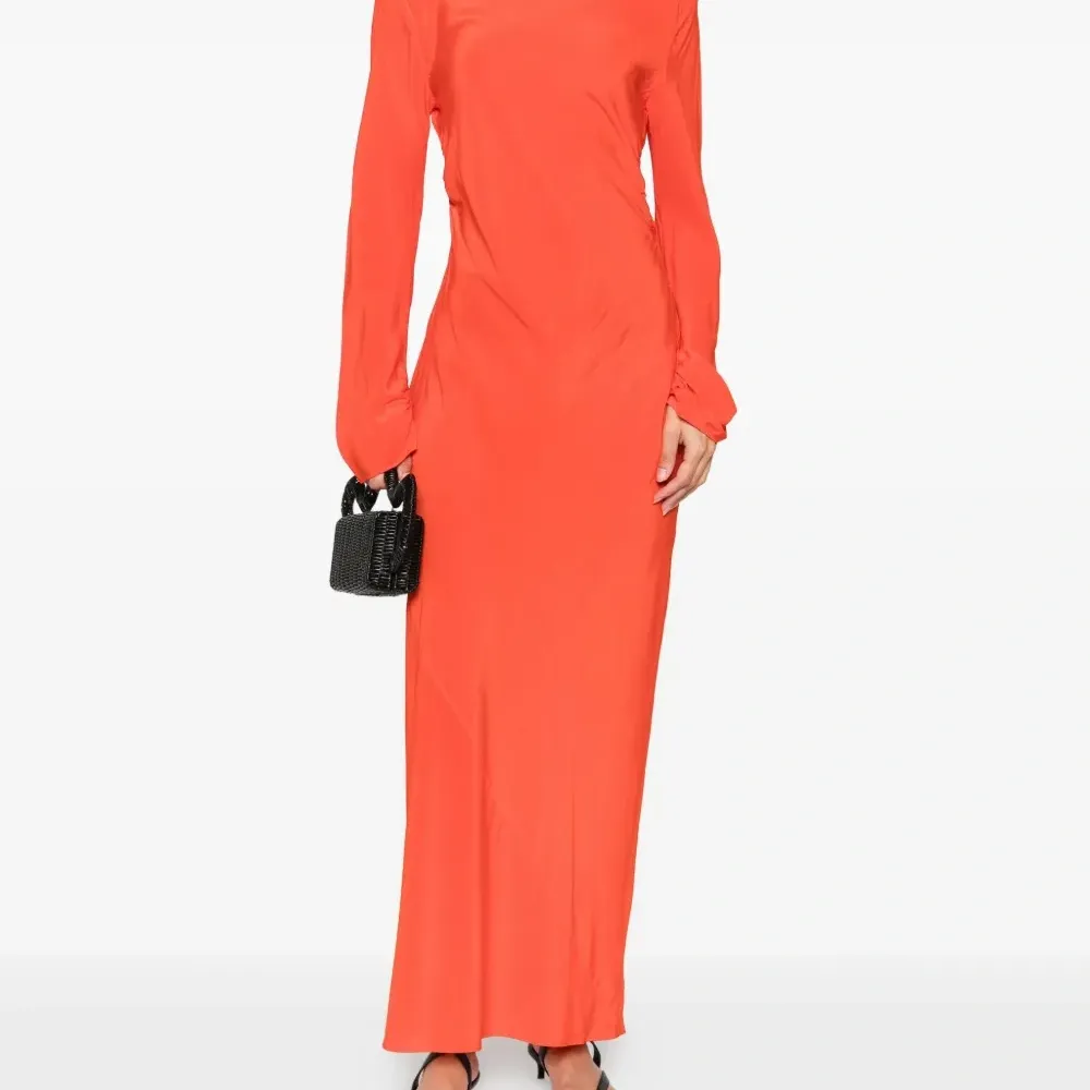 драпированное платье миди с длинными рукавами