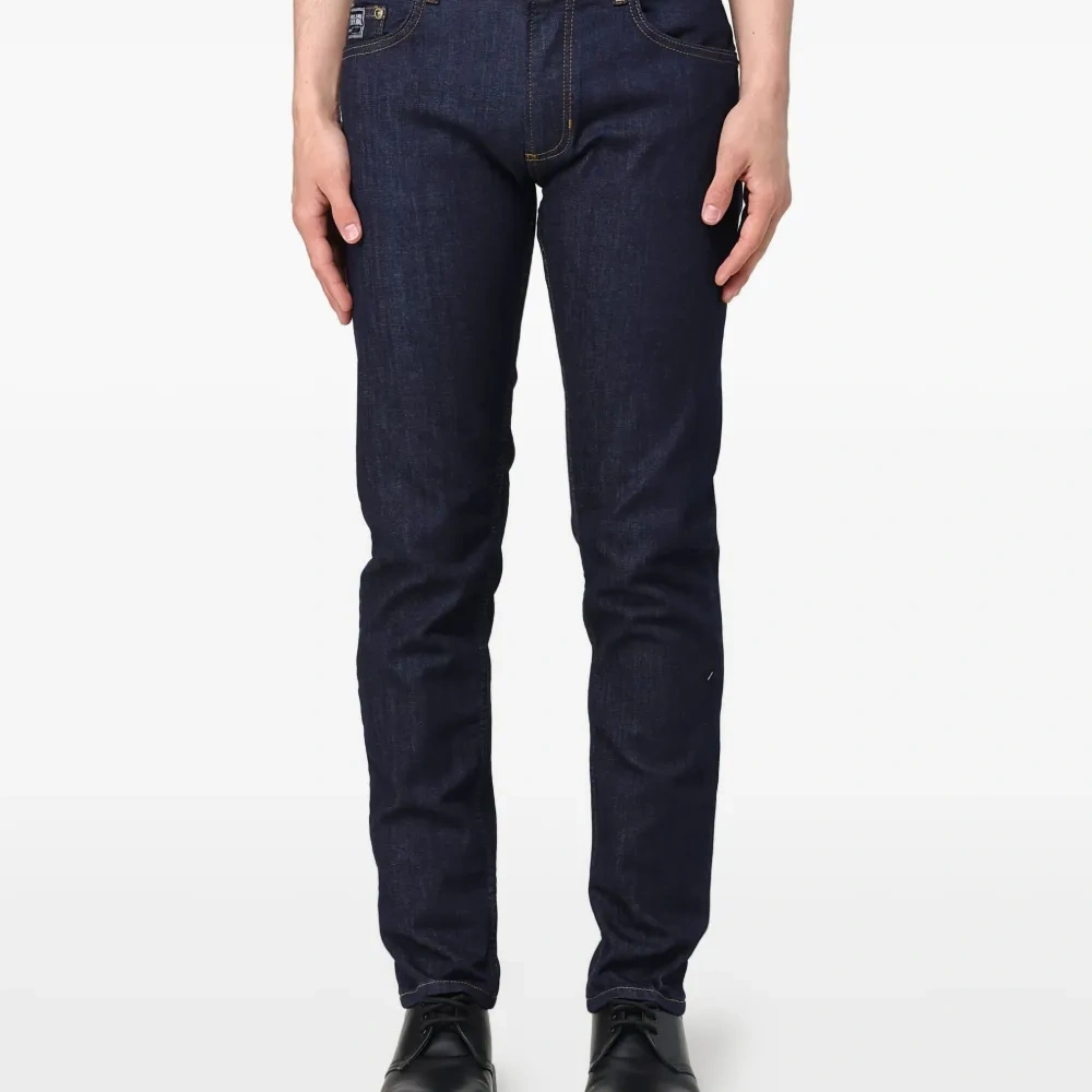 Джинсы с пятью карманами и нашивкой-логотипом