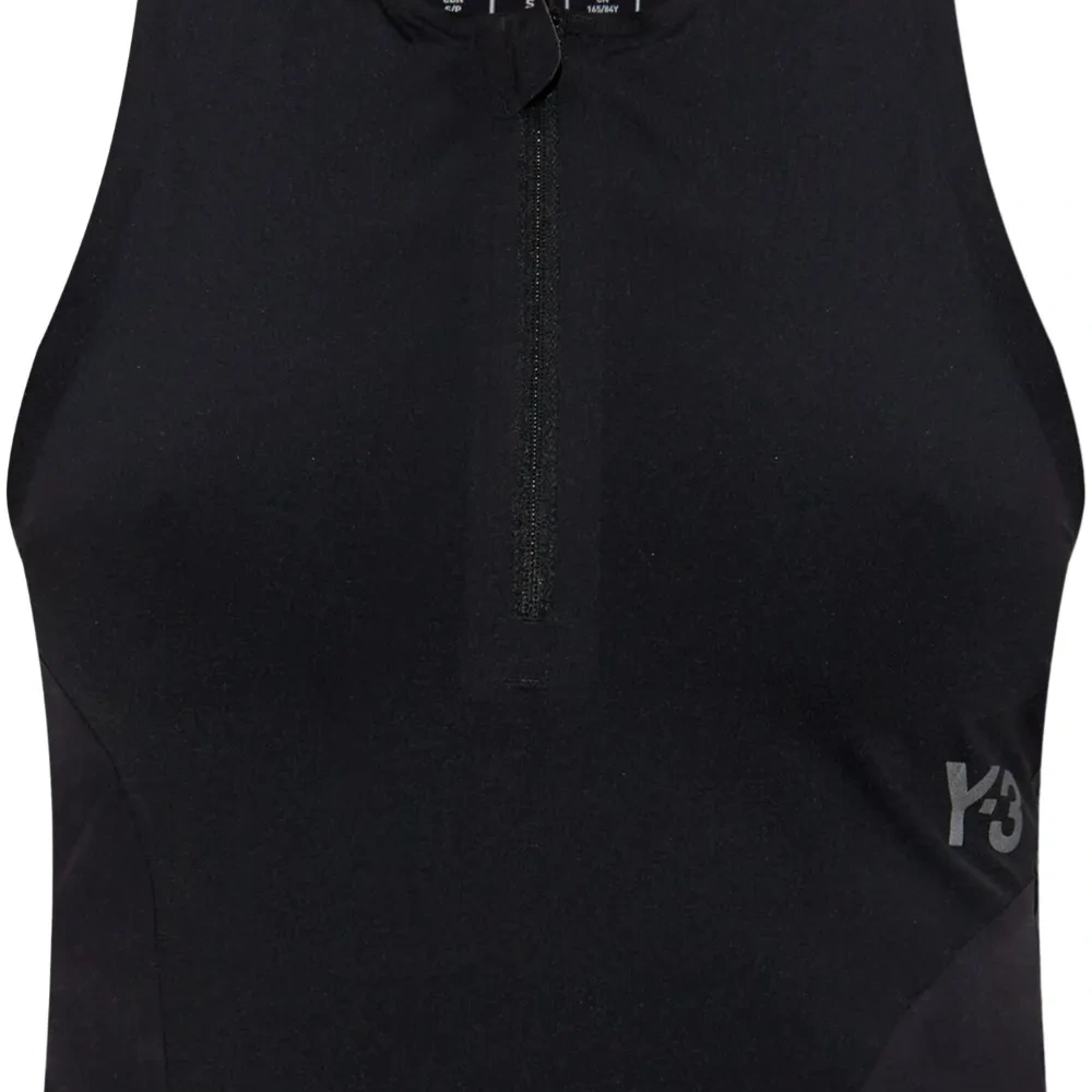 Укороченный спортивный топ