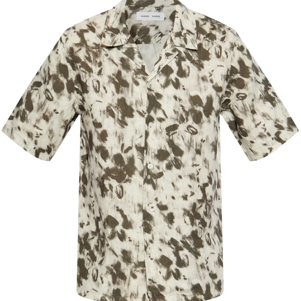 Рубашка с короткими рукавами и абстрактным принтом