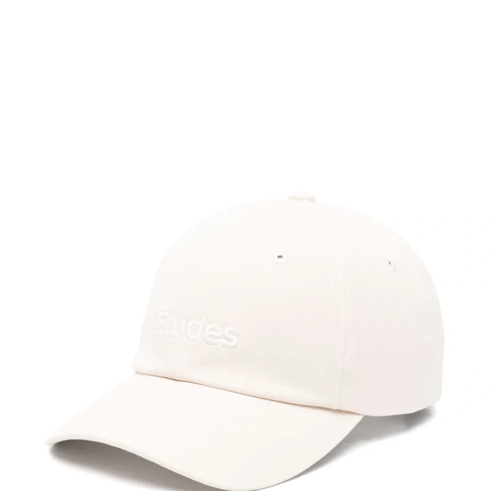 Кепка с вышитым логотипом