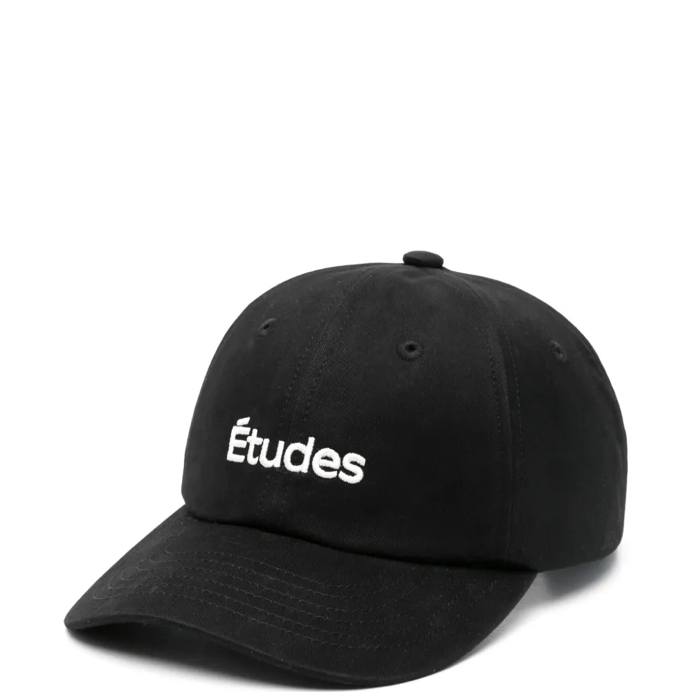 Кепка с вышитым логотипом