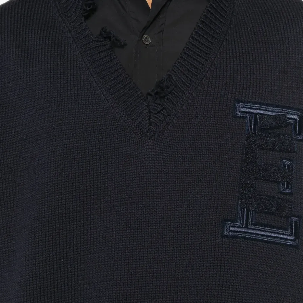 Топ с V-образным вырезом Топ с V-образным вырезом