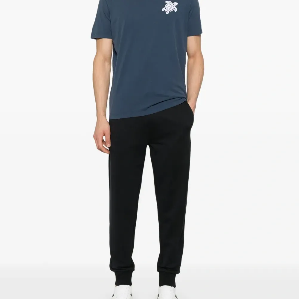 Футболка с вышитым логотипом