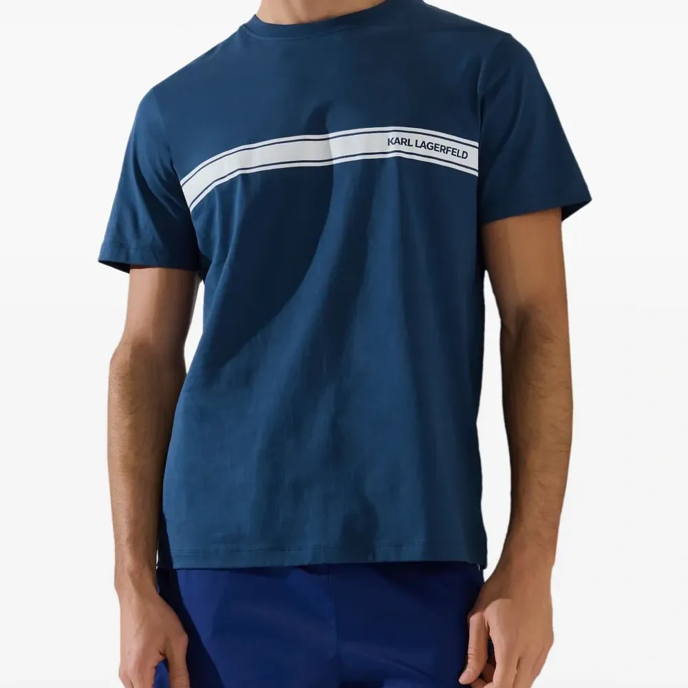 Футболка с логотипом