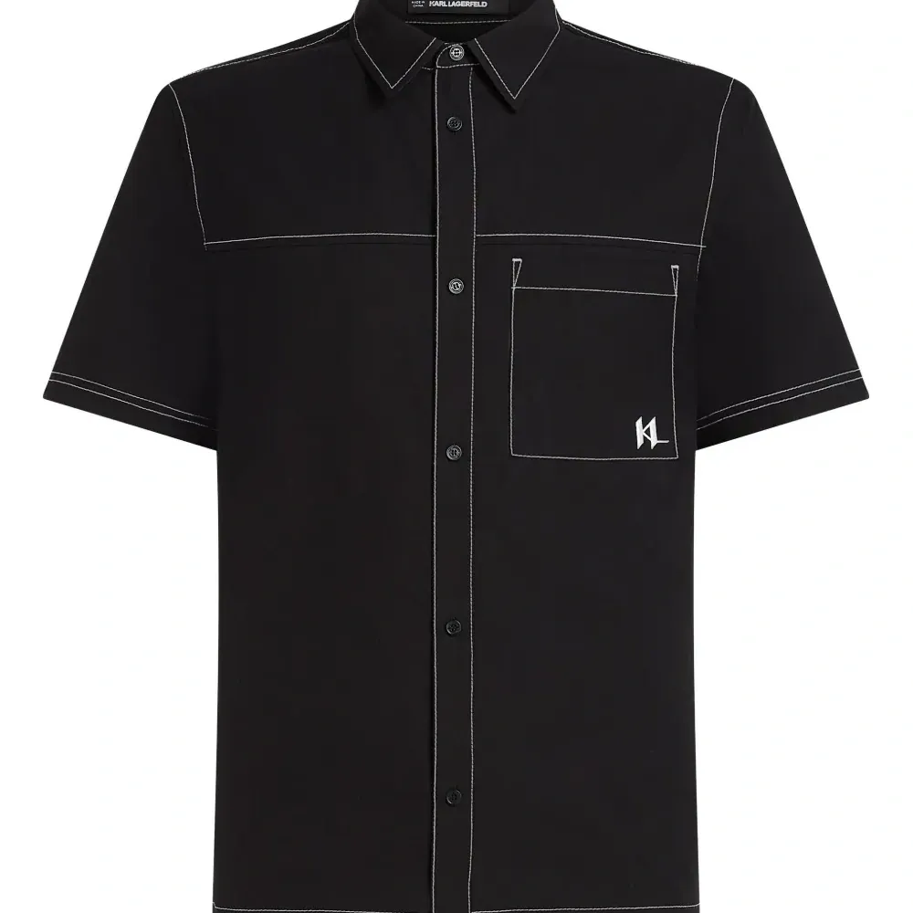 Рубашка с короткими рукавами и контрастной строчкой