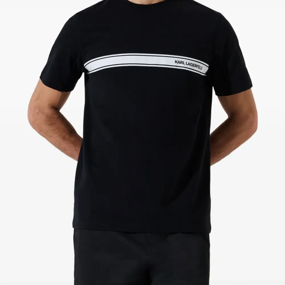 Футболка с логотипом