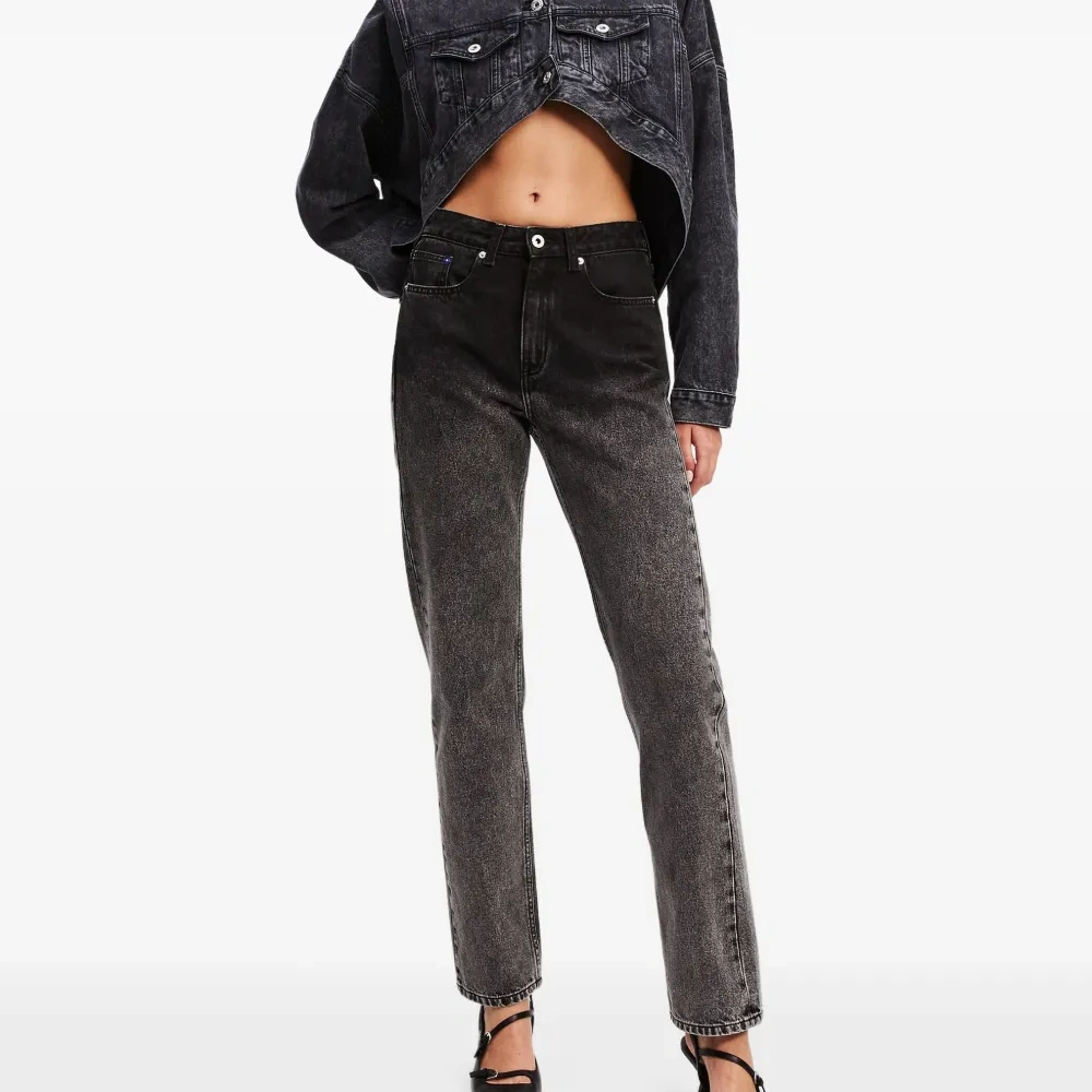 Прямые джинсы с завышенной талией и эффектом омбре