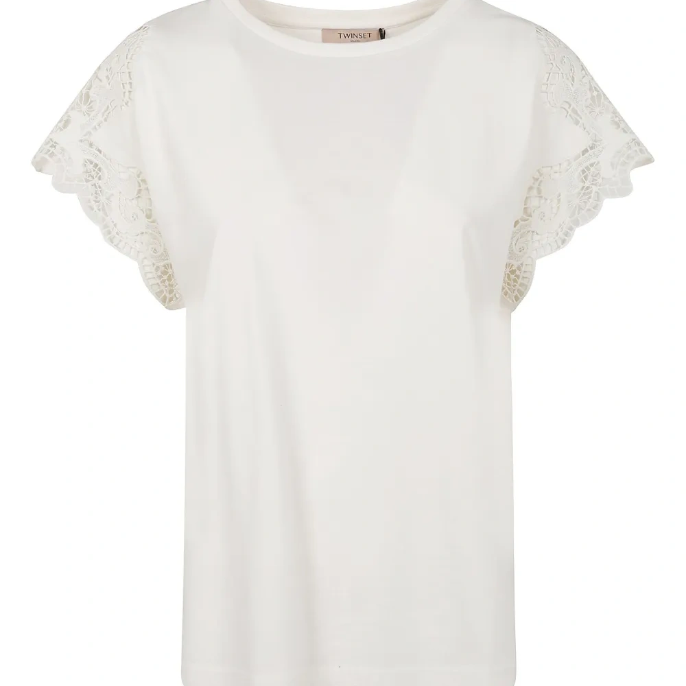 Топ с короткими рукавами и кружевом Топ с короткими рукавами и кружевом