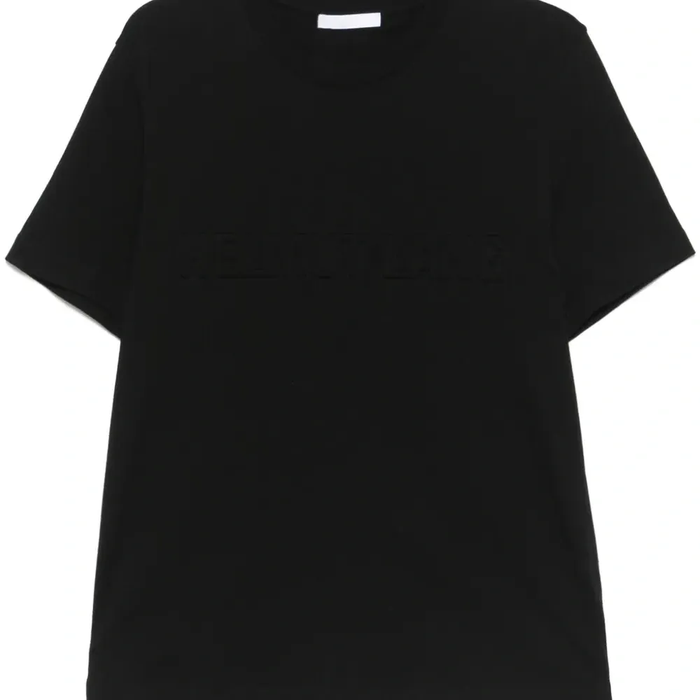 Футболка с тисненым логотипом