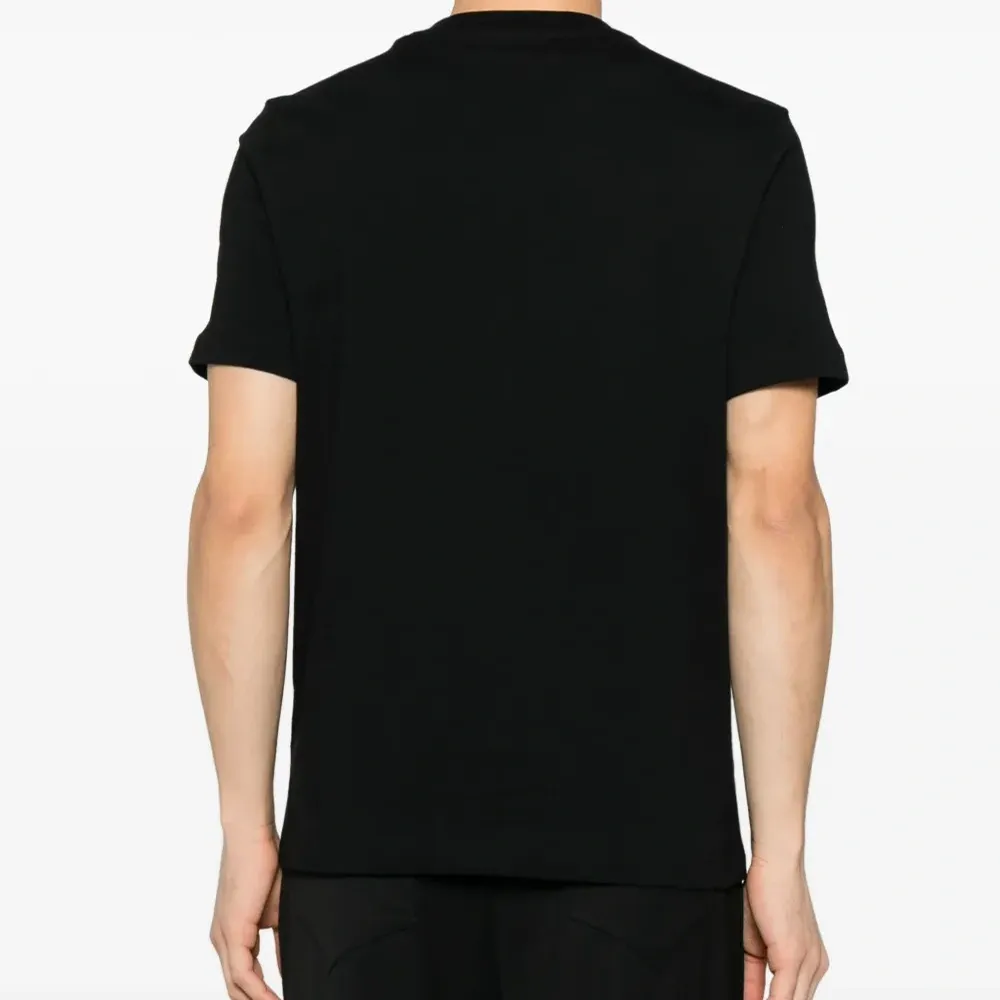 Футболка с тисненым логотипом