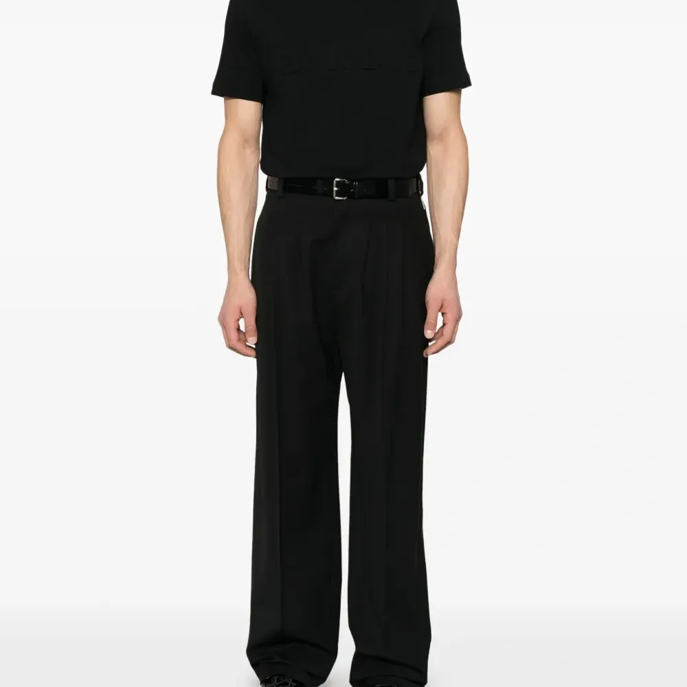 Футболка с тисненым логотипом