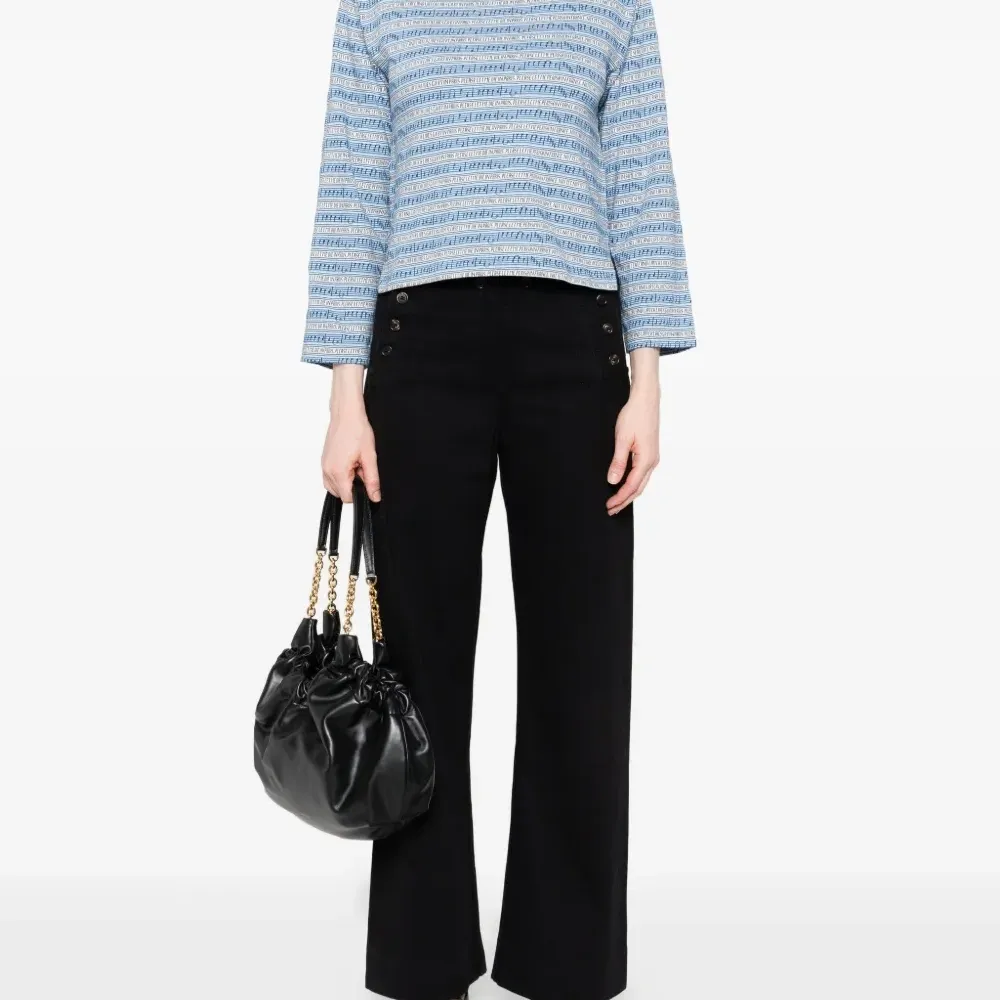 Блузка с вырезом "лодочка"