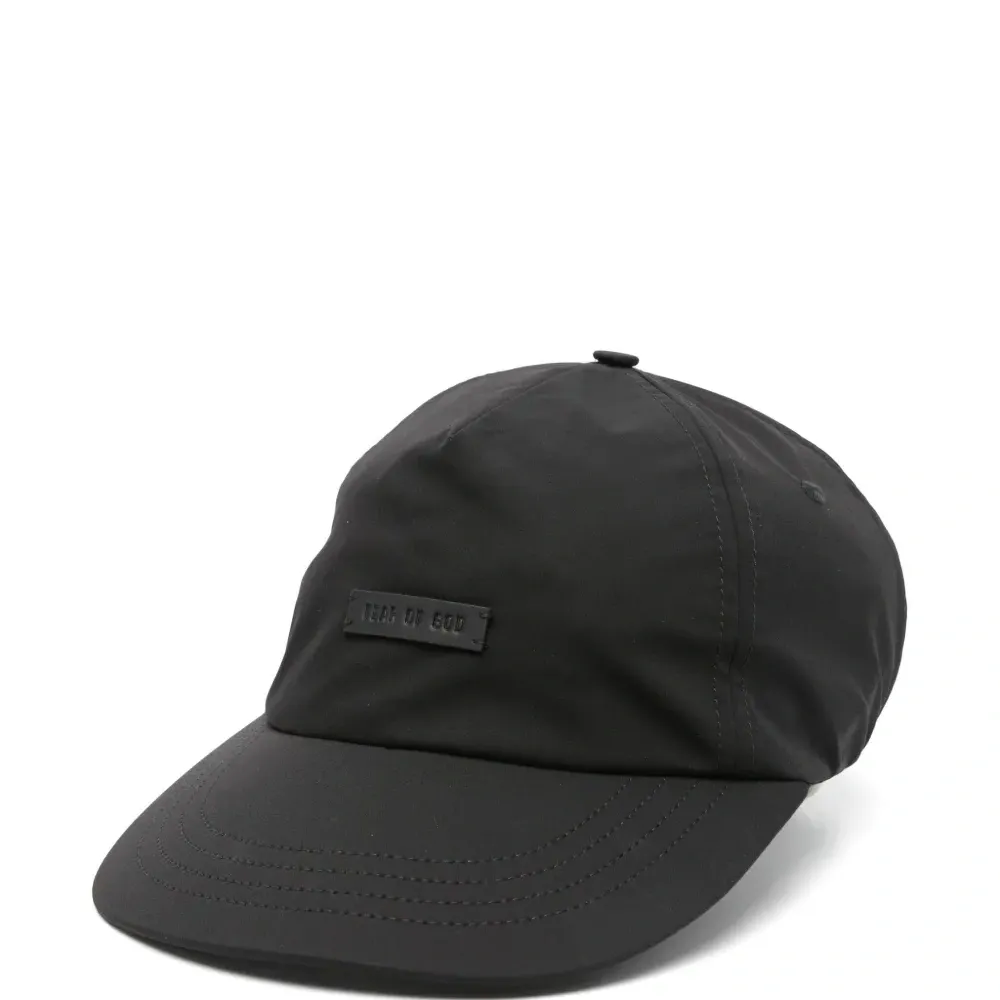 бейсболка с нашивкой-логотипом