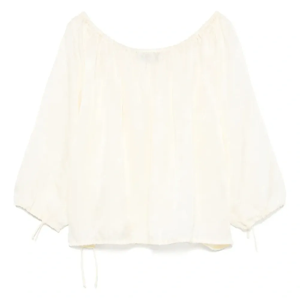 Блузка с открытыми плечами