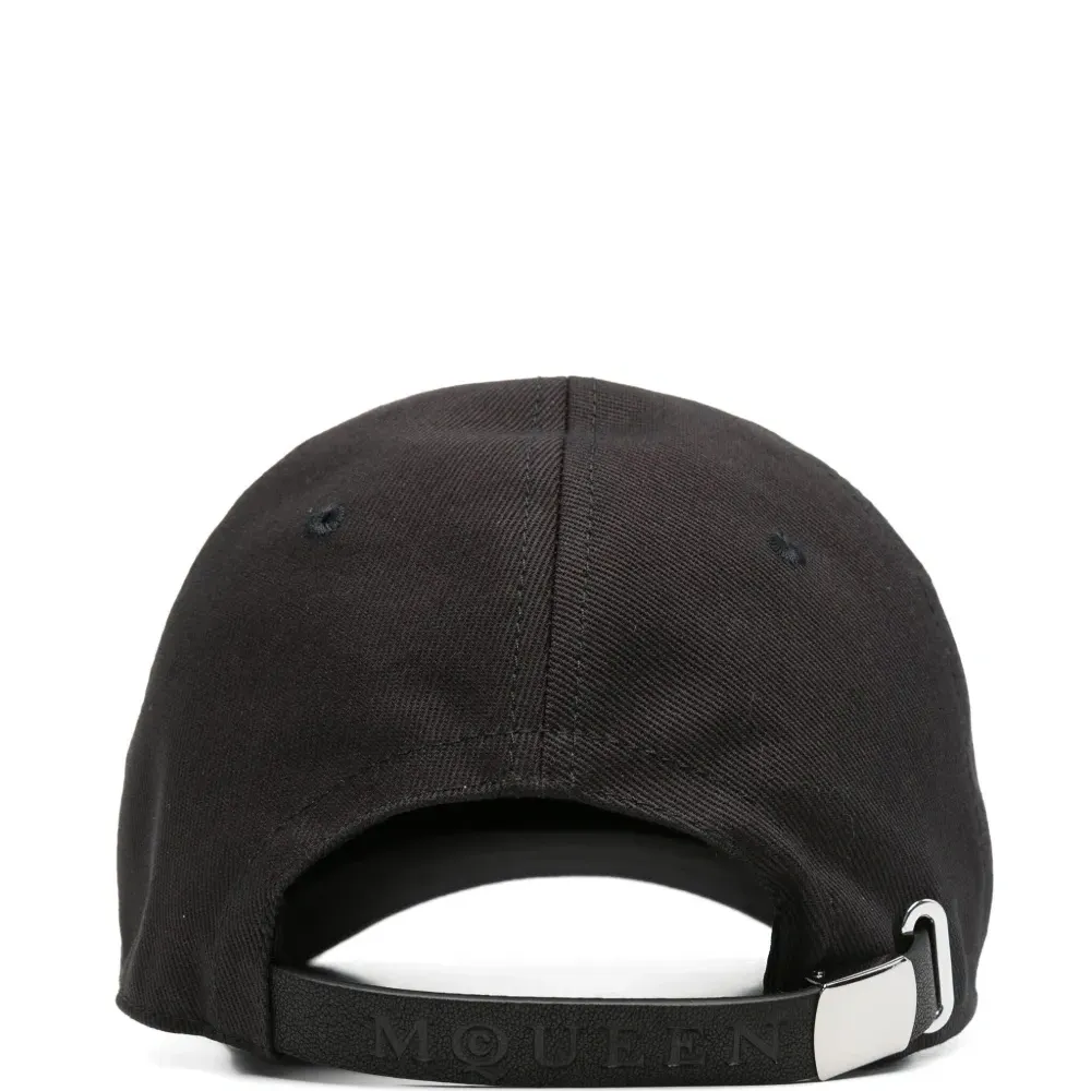 Бейсболка с вышитым логотипом