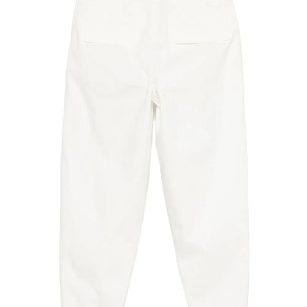 Зауженные брюки со складками