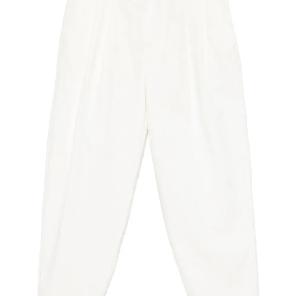 Зауженные брюки со складками