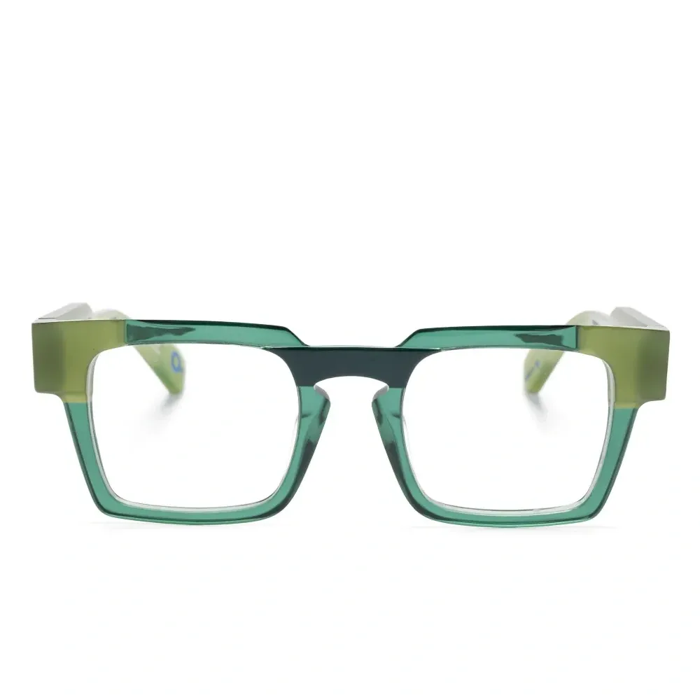 Очки в квадратной оправе
